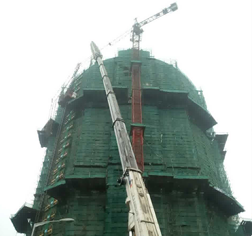鹿泉吊车在工地上作业